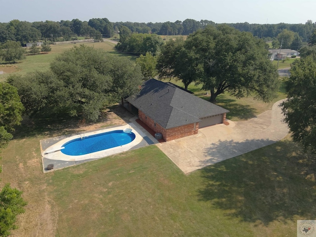 view of swimming pool with a yard