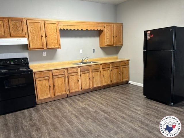 500 Wade Ln, Texarkana, TX 75501 - kitchen with black appliances, extractor fan, a sink, dark wood finished floors, and light countertops