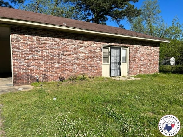 500 Wade Ln, Texarkana, TX 75501 - doorway to property featuring a yard and brick siding