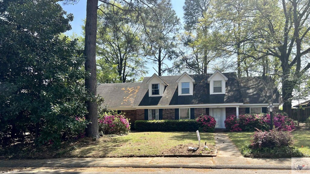 1405 Lavaca Ave, Texarkana, TX 75503 - cape cod home with brick siding and a front lawn