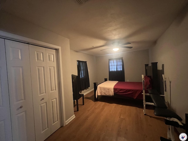 4801 Sanderson Ln, Texarkana, AR 71854 - bedroom featuring wood finished floors, a closet, and a ceiling fan