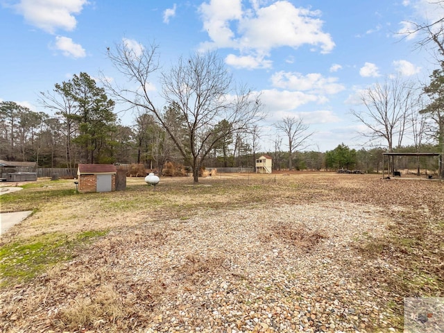 view of yard featuring a shed