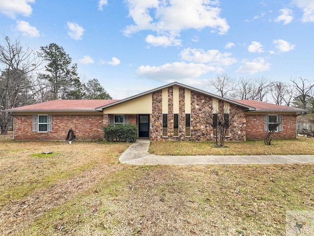 single story home with a front lawn