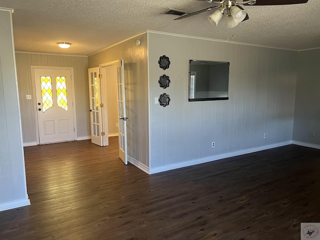 entrance foyer featuring dark wood-style floors, a textured ceiling, a ceiling fan, and ornamental molding