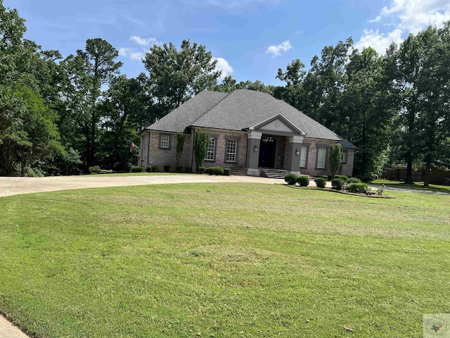 view of front facade featuring a front yard