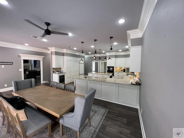 dining room with ceiling fan, dark wood-type flooring, beverage cooler, and crown molding