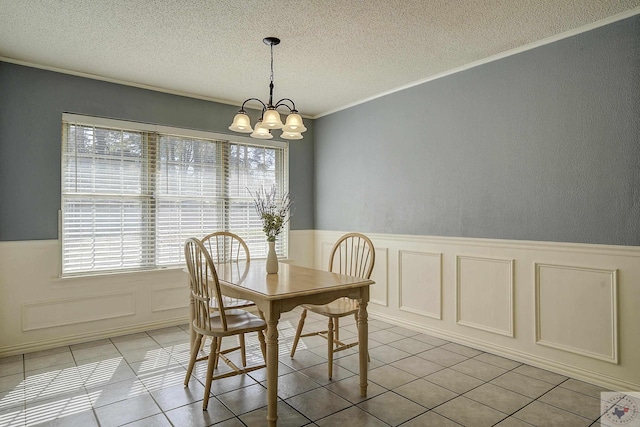 dining space featuring light tile patterned floors, a notable chandelier, and a textured ceiling