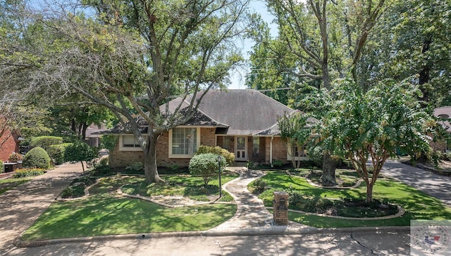 view of front facade featuring a front yard