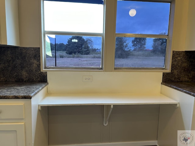 119 Krobot Cir, Texarkana, TX 75503 - interior details featuring tasteful backsplash