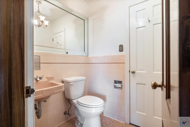 bathroom featuring tile patterned floors, toilet, tile walls, and crown molding