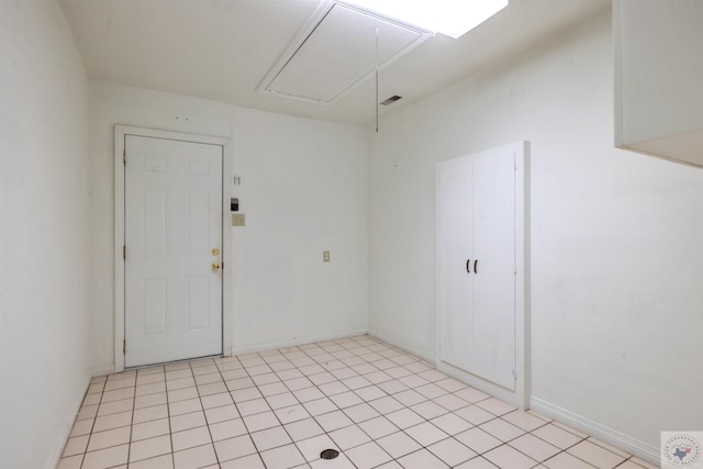 unfurnished room featuring light tile patterned flooring