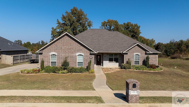 view of front of house featuring a front lawn