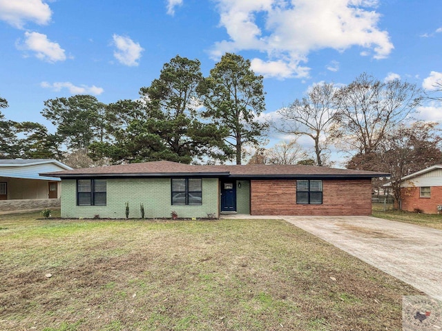 ranch-style home with a front yard