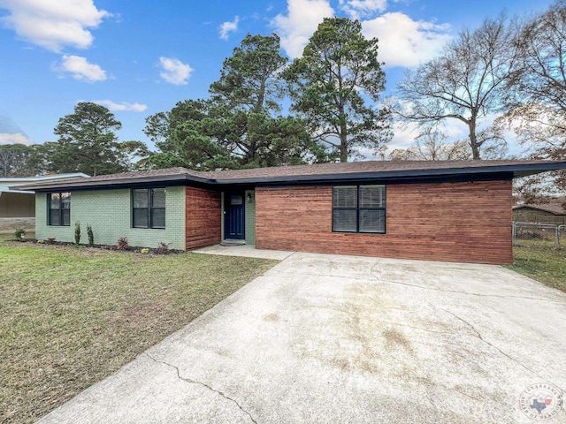 single story home with a front lawn