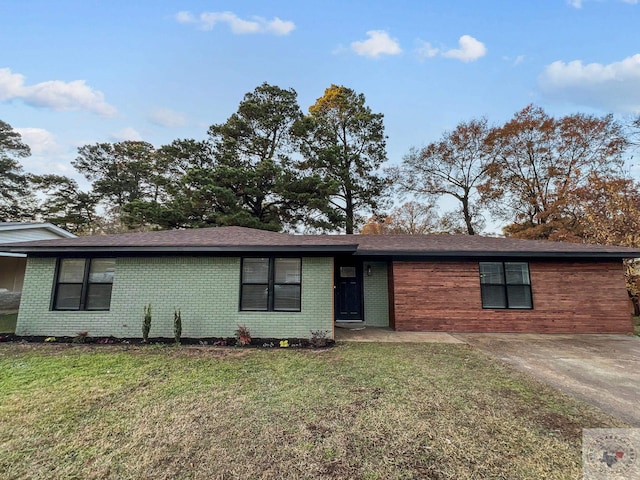 ranch-style home featuring a front yard