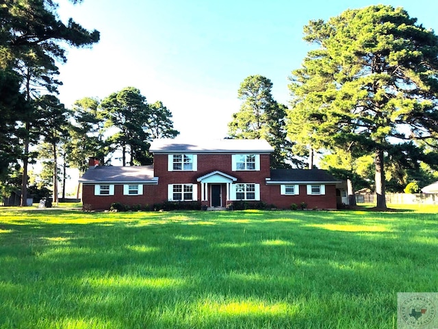 colonial house featuring a front lawn