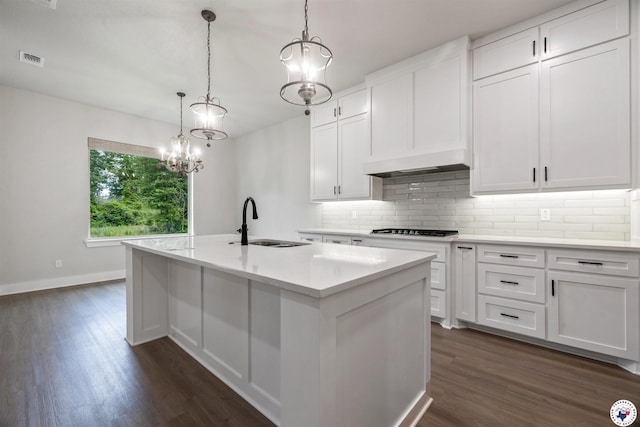 8409 Mandarin Cv, Texarkana, TX 75503 - kitchen featuring a sink, dark wood-style floors, backsplash, and a chandelier