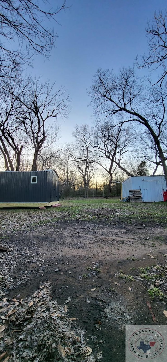 view of yard at dusk