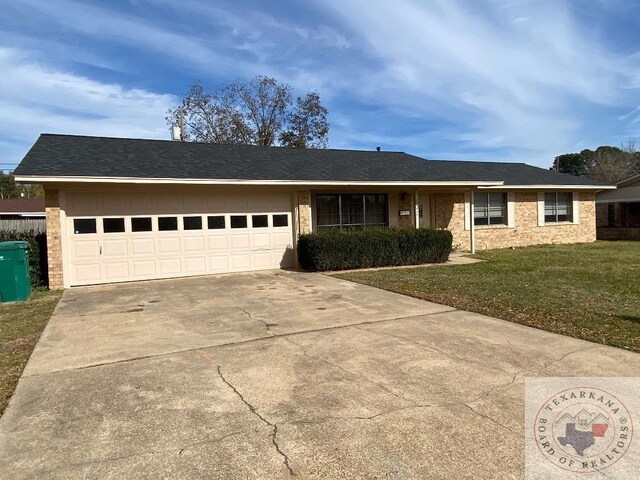 507 E Fannin St, Dekalb, TX 75559 - ranch-style home featuring a garage and a front lawn