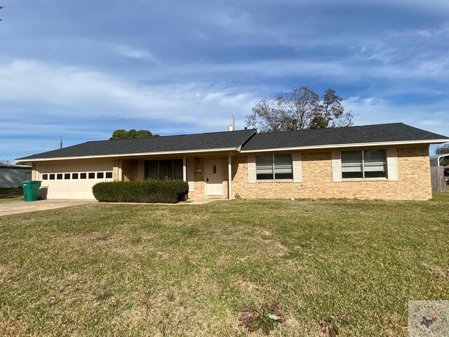507 E Fannin St, Dekalb, TX 75559 - ranch-style house featuring a garage and a front yard