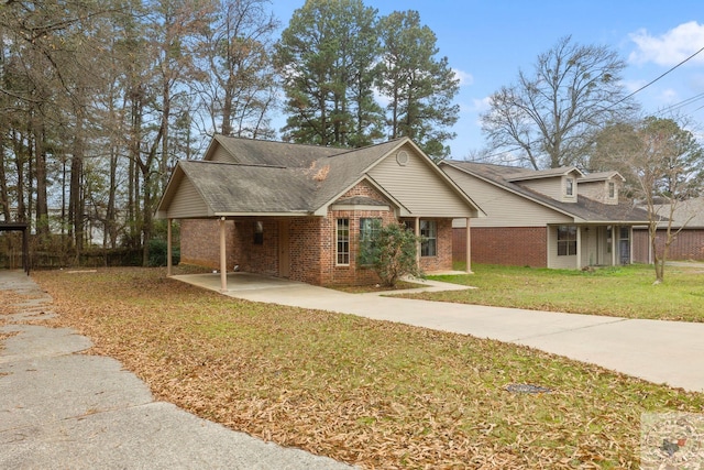 view of front of home featuring a front lawn and a carport