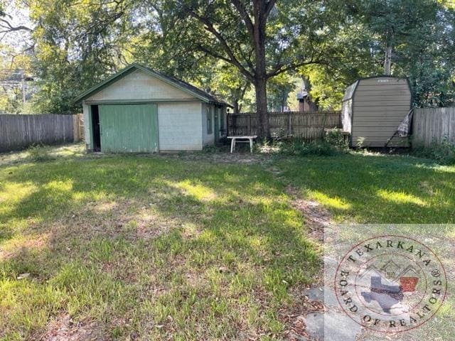 view of yard featuring a shed