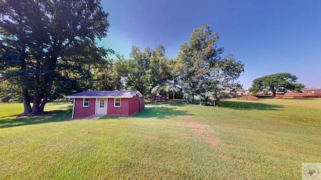 view of yard featuring an outbuilding