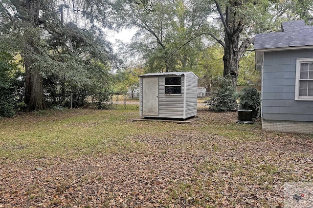 view of yard with a storage unit