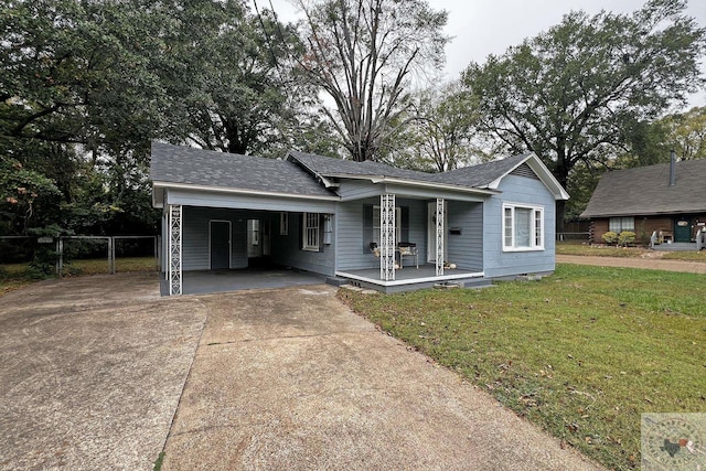 view of front of property featuring covered porch, a front yard, and a carport