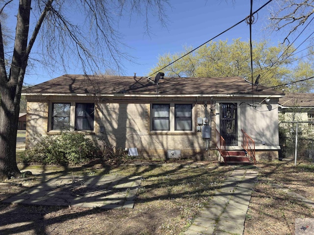 1302 Hickory St, Texarkana, AR 71854 - single story home featuring crawl space, entry steps, and a shingled roof
