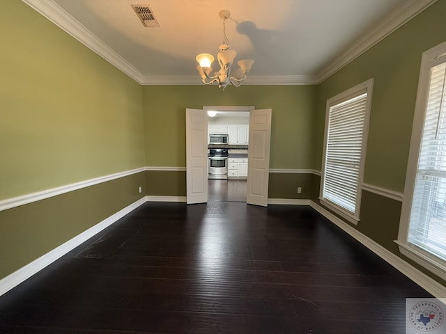 unfurnished room featuring dark hardwood / wood-style flooring, crown molding, and a notable chandelier