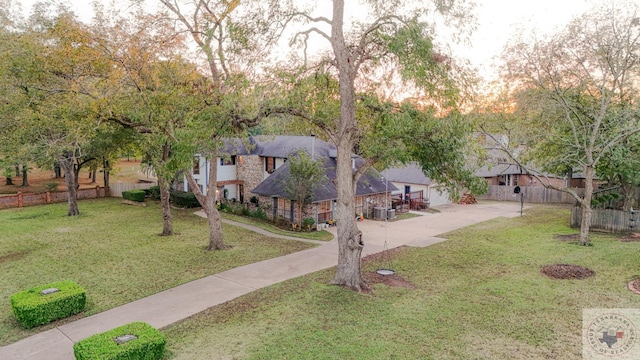 view of front of property featuring a front yard