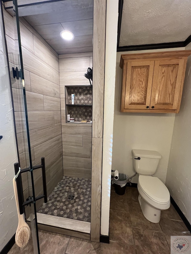 bathroom featuring a tile shower and toilet