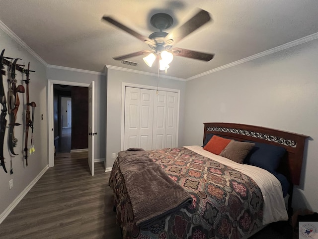 bedroom with a closet, ceiling fan, ornamental molding, and dark hardwood / wood-style flooring