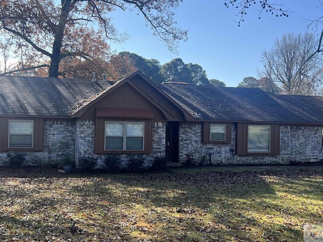 single story home with a front lawn