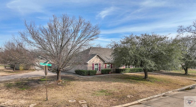 view of front of property featuring a front lawn