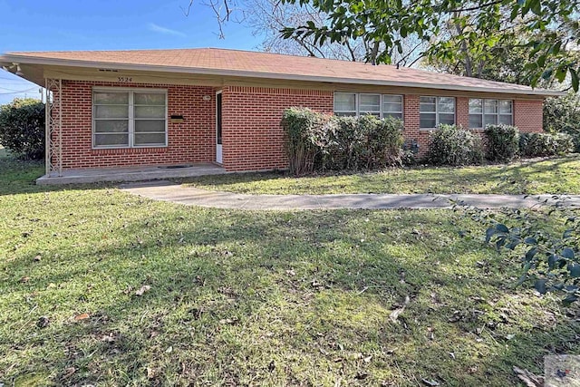 single story home with a front lawn