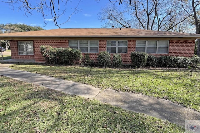 single story home featuring a front lawn