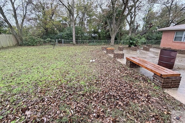 view of yard featuring an outdoor fire pit