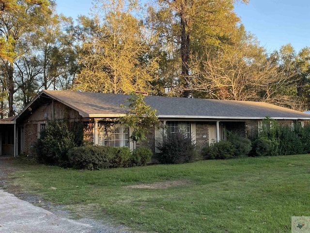 single story home featuring a front yard