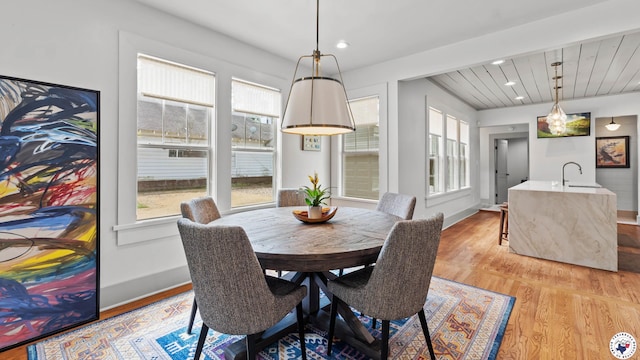 dining area with recessed lighting, light wood-style floors, and baseboards