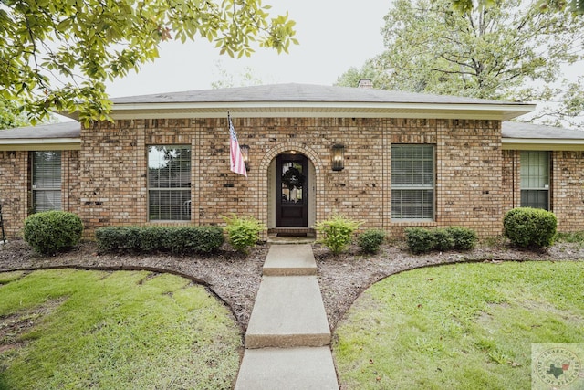 view of front of property featuring a front yard