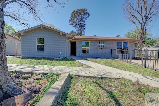 ranch-style house featuring a front lawn