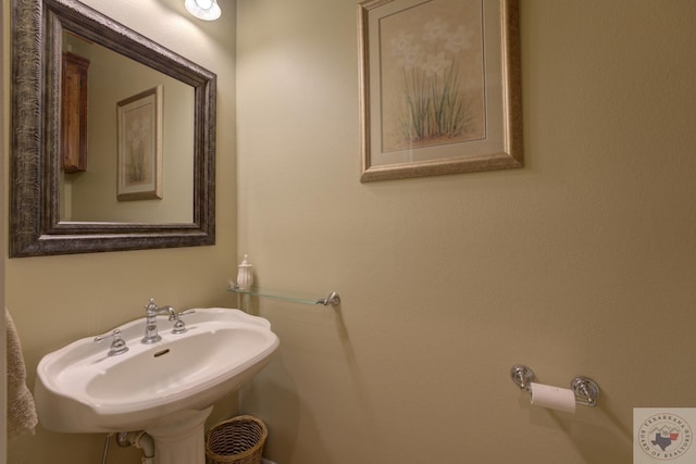 bathroom featuring sink