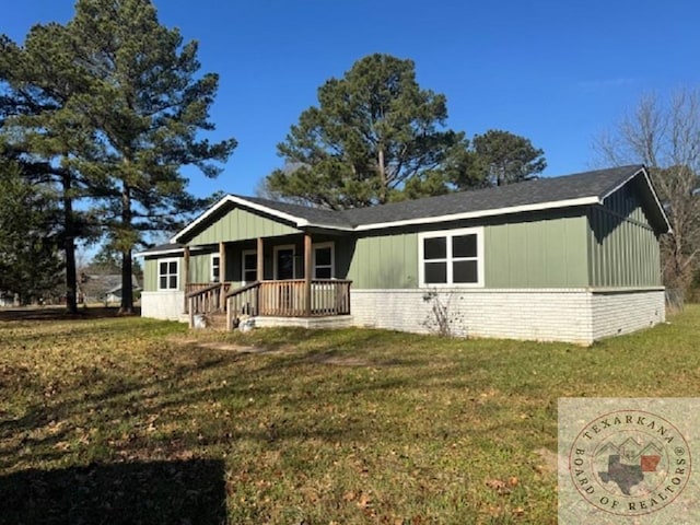 view of front of house featuring covered porch and a front yard