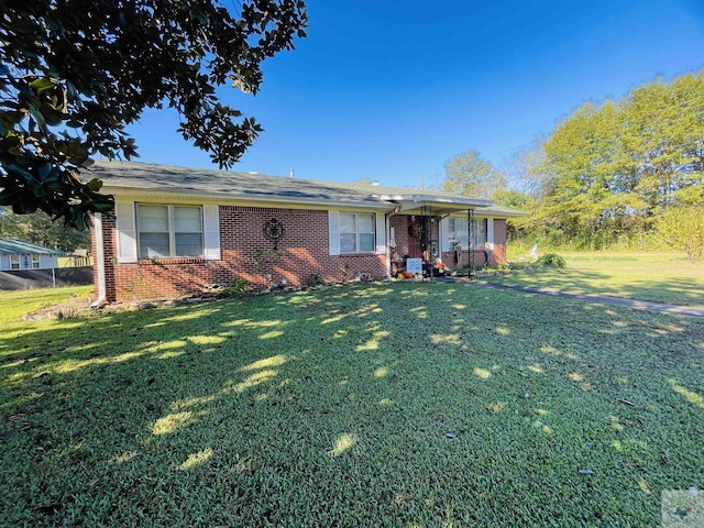 ranch-style home featuring a front lawn