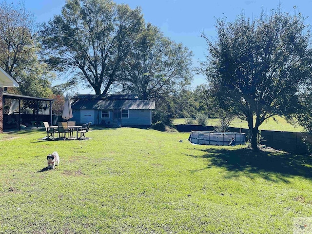 view of yard featuring a swimming pool