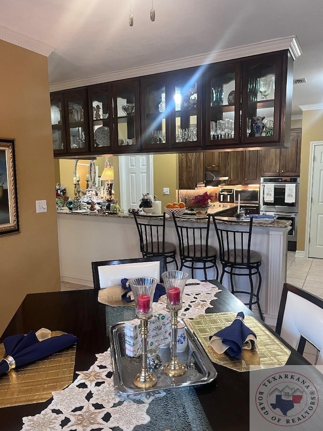 dining area with ornamental molding