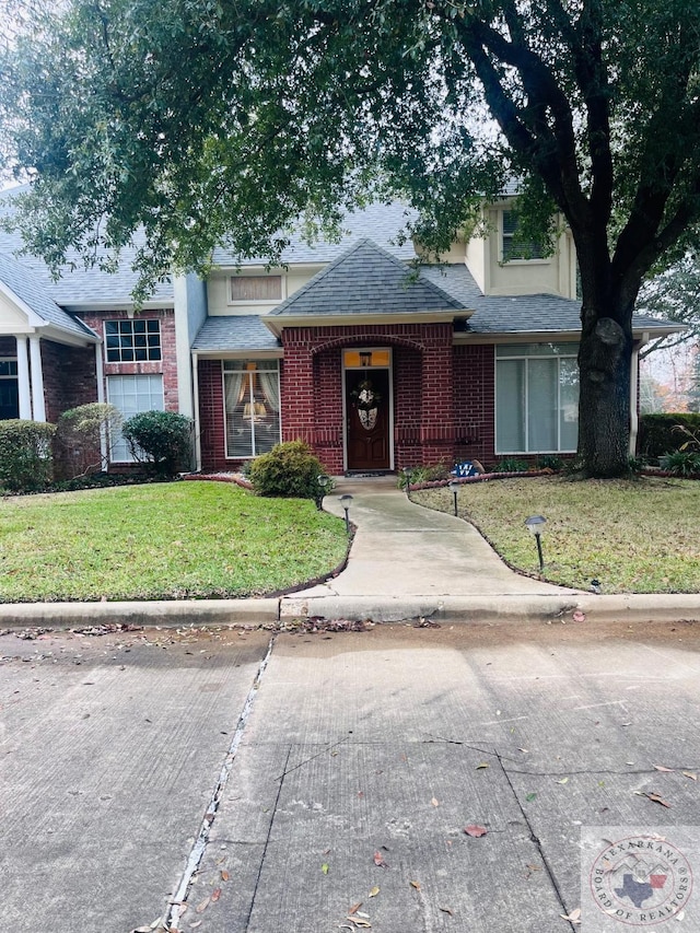 view of front of home featuring a front lawn