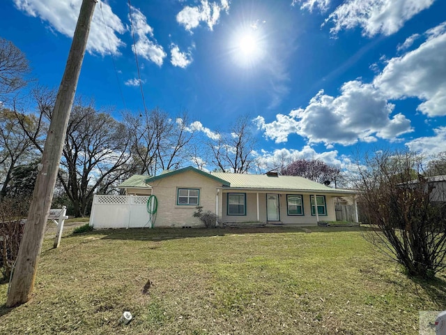 ranch-style home with a front yard